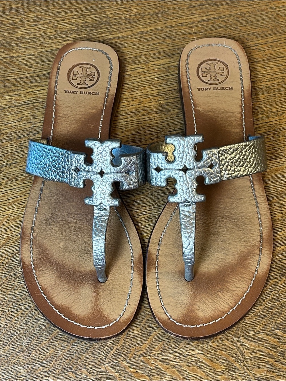 Tory Burch Moore metallic pewter pebble leather thong sandals size 7.5 - Picture 2 of 12